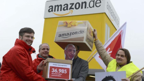 Fotografía de archivo de miembros de sindicatos protestan a las puertas del centro logístico de Amazon en Bad Hersfeld (Alemania). /EFE