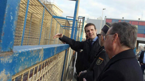 Pablo Casado, en la frontera del Tarajal este jueves. EFE/Reduan