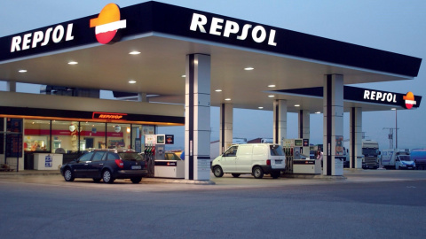 Vista de una estación de servicio de la petrolera española Repsol. EFE