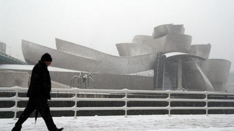 El museo Guggenheim de Bilbao, cubierto de nieve, donde hoy la capital vizcaína amanecido cubierta de nieve, donde afectado al tráfico y a colegios. / EFE