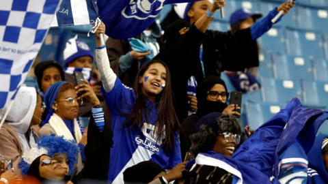 Mujeres asisten a un partido de fútbol en el estadio Rey Fahd de Riad, en Arabia Saudí. / REUTERS