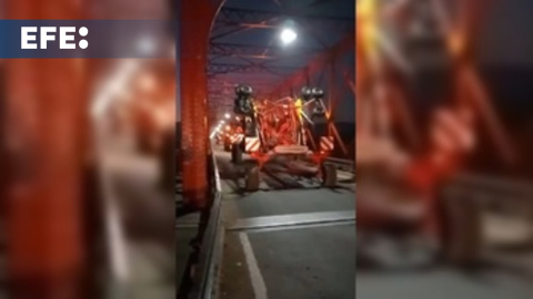 Agricultores portugueses bloquean uno de los puentes del río Tajo