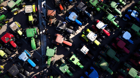 Cientos de tractores bloquean las entradas a una gran feria agrícola en la ciudad de Salónica, Grecia.