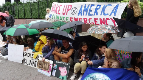 06/09/2019.- Una veintena de adolescentes se dan cita este viernes ante la sede de Naciones Unidas, en Nueva York, para llamar la atención sobre las consecuencias del cambio climático. Las lluvias caídas sobre Nueva York, provocadas a dista