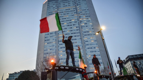 Agricultores italianos durante una protesta en Milán el pasado viernes.