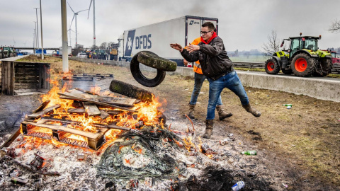 gricultores belgas y de los países bajos queman ruedas y madera mientras bloquean el cruce de frontera en Hazeldonk entre Países Bajos y Bélgica.