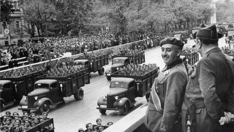 Francisco Franco durante un desfile del Ejército