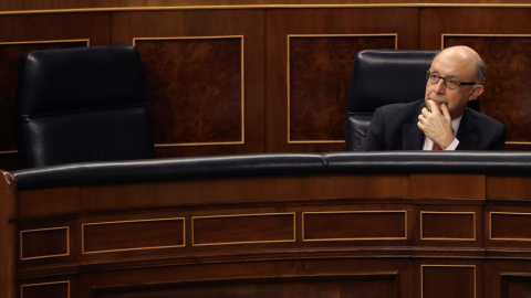 El ministro de Hacienda, Cristóbal Montoro, en el banco azul del Gobierno en el Congreso de los Diputados. EFE/Ballesteros