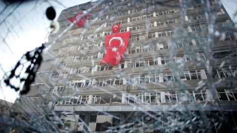 La oficina central de la policía de Ankara vista desde la luna de un coche que fue golpeada durante una pelea tras el intento de golpe de Estado en Turquía. REUTERS/Baz Ratner