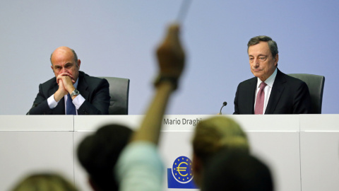 El presidente del BCE, Mario Draghi, y el vicepresidente de la entidad, Luis de Guindos, en la rueda de prensa tras la reunión del Consejo de Gobierno del banco en la que se aprobó un nuevo paquete de medidas de estímulo económico. REUTERS/