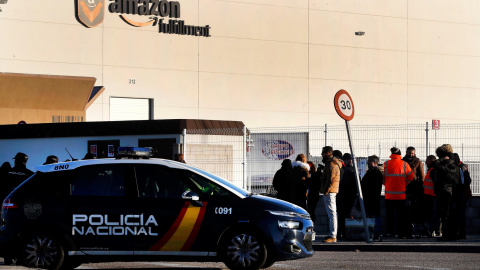 Huelga de trabajadores de Amazon en el centro logístico de San Fernando de Henares (Madrid). / EFE - CHEMA MOYA