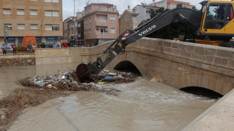 13/09/2019.- Una retroexcavadora limpia el puente de Rojales (Alicante) tras el paso de la gota fría que ha dejado 173,6 litros por metro cuadrado. / EFE - MORELL