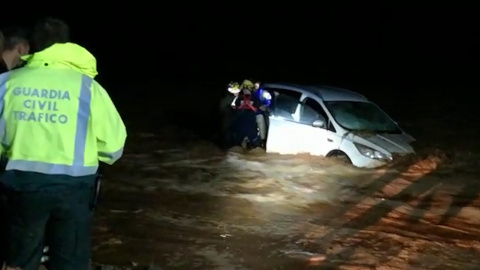 Bomberos de Levante rescatan a cinco personas atrapadas en sus coches