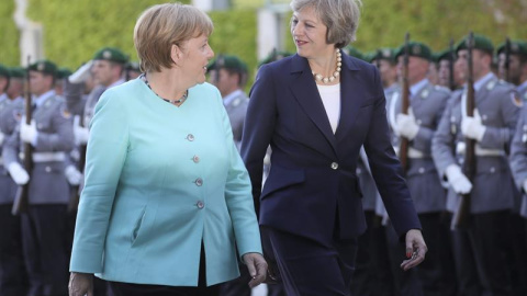 La canciller alemana, Angela Merkel, da la bienvenida a la primer ministra británica, Theresa May. - EFE