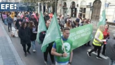 Trescientas personas se manifiestan en Castilla y León contra la caza