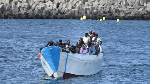 Un cayuco con 107 personas migrantes llega al puerto de La Restinga, en la isla de El Hierro, en Canarias, a 4 de febrero de 2024.