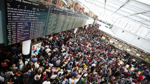 Pasajeros del aeropuerto de MúnichREUTERS / MICHAEL DALDER - Archivo