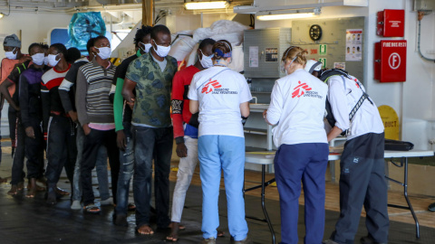 Imagen recurso de tres trabajadoras de Médicos Sin Fronteras atendiendo a varias personas. - Reuters