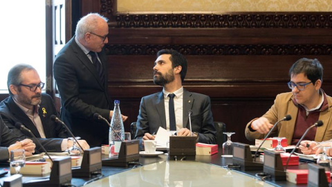 El presidente del Parlament, Roger Torrent, charla con el secretario de la mesa durante la reunión mantenida esta mañana de la mesa del Parlament. EFE/ Marta Pérez