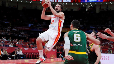 El base español Sergio Llull (i) entra a canasta ante el pívot australiano Andrew Bogut. /EFE