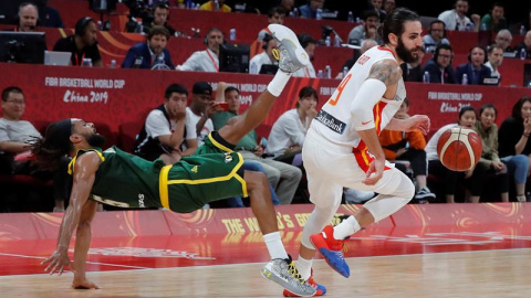 El base español Ricky Rubio (d) ante el base australiano Patty Mills. /EFE