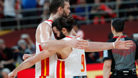 Marc Gasol y Ricky Rubio se abrazan tras ganar a Australia en la semifinal del Mundial de baloncesto. /REUTERS