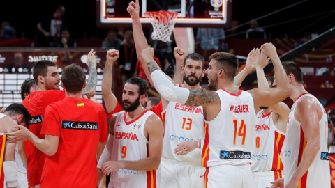 Los jugadores de la selección española celebran la victoria ante Australia por 95-88, después de dos prórrogas. /EFE