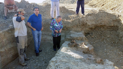 Un miembro del equipo de arqueólogos que ha realizado la exhumación de Bernabé, asesinado en 1936, junto a