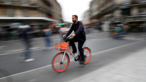 Un hombre circula en bicicleta por una calle de París, una de las alternativas de circulación debido a la huelga de transportes que vive la capital francesa. /REUTERS