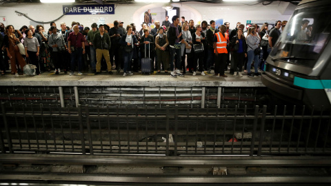 La estación de metro de  Gare du Nord completamente abarrotada por la huelga de transporte que está viviendo París. /REUTERS