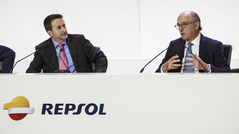 El consejero delegado de Repsol, Josu Jon Imaz, y el presidente de la petrolera, Antonio Brufau, en la junta de accionistas