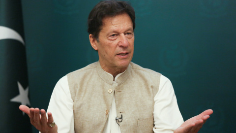 Imagen de archivo del primer ministro de Pakistán, Imran Jan durante una entrevista, en Islamabad. - Reuters