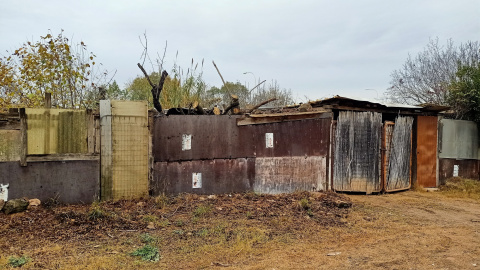 Barraques a la llera del Besòs.