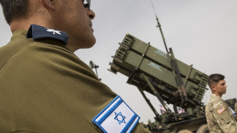 Oficiales del ejército israelí y estadounidense durante un ejercicio militar en Israel. / AFP - JACK GUEZ