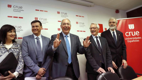 De izquierda a derecha la observadora de la Conferencia de Rectores (CRUE), Carmen Ruiz; el también observador, José Ángel Contreras; el presidente de la CRUE, Roberto Fernández; el presidente, Alejandro Tiana; y el vicepresidente, Julio Lu