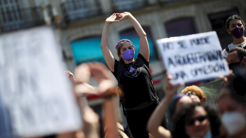 Centeneras de personas pertenecientes a organizaciones feministas se concentran este sábado en la Puerta del Sol de Madrid pedir "el cumplimiento íntegro de la agenda feminista y la paralización y derogación de las leyes trans".