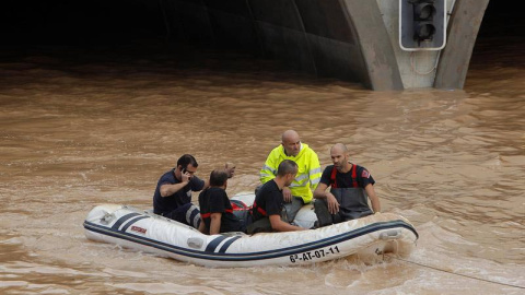 Un bote neumático de la Guardia Civil en el túnel de la AP-7 a la altura de Pilar de la Horadada. (EFE)