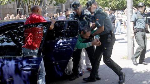 David Oubel, el presunto autor del asesinato de sus dos hijas, en su llegada ayer a los juzgados para prestar eclaración ante el juez. EFE