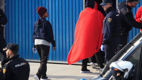 Migrantes en el puerto de Crinavis de San Roque, en la bahía de Algeciras (Cádiz). / EFE - CARRASCO RAGEL