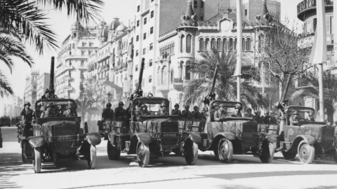 Una altra imatge del 'Desfile de la Victoria', en el curt tram entre l’avinguda Diagonal, a l’altura del carrer de Balmes, i la cruïlla amb passeig de Gràcia (el Cinc d’Oros).