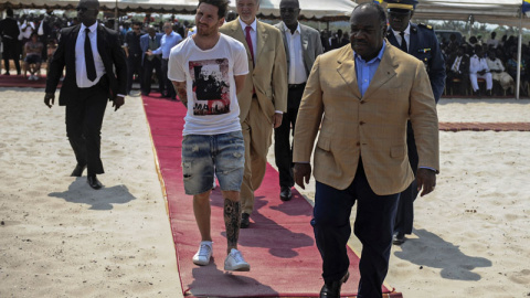 El futbolista argentino, Messi, con el Presidente de Gabón, President of Gabon, Ali Bongo Ondimba./STEVE JORDAN / AFP