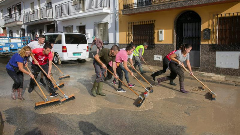 14/09/2019.- Vecinos de Villanueva del Trabuco, una de las zonas más afectadas por la gota fría en la provincia de Málaga, limpian las calles y retiran el barro tras la tromba de agua de la última noche. EFE/Álvaro Cabrera