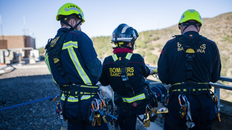 Los bomberos lanzan en tirolina a Papá Noel por la fachada del Hospital Germans Trias para saludar a los pacientes pediátricos, a 19 de diciembre de 2023, en Badalona, Barcelona, Catalunya (España)