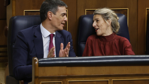 El presidente del Gobierno, Pedro Sánchez (i), junto a la ministra de Trabajo, Yolanda Díaz, durante la sesión de Control al Ejecutivo que celebra el Congreso este miércoles.