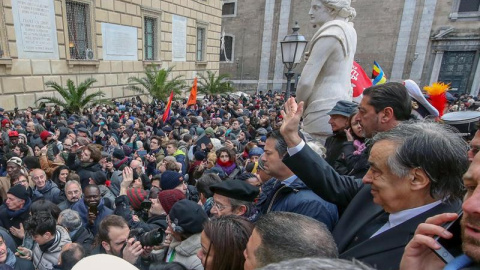 El alcalde de Palermo, Leoluca Orlando (d), asiste a una marcha organizada en su apoyo en Palermo, Italia, hoy, 4 de enero de 2019. El ministro del Interior italiano y líder de la ultraderechista Liga, Matteo Salvini, reiteró hoy que los pu