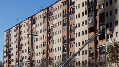 Tres personas han fallecido y varias han resultado heridas en un incendio ocurrido hoy en un edificio de diez plantas en la avenida Marquès de Mont-roig de Badalona (Barcelona) EFE/ Quique García