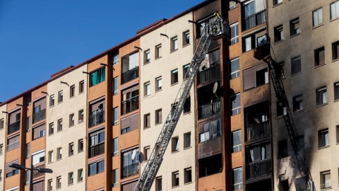 Treball dels bombers en l'extinció de l'incendi al barri de sant Roc de Badalona (Barcelonès). Quique García / EFE