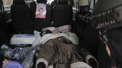 5/2/24 - Una mujer de 70 años de la aldea de Novodonetske descansa en la parte trasera de un coche mientras es evacuada del frente en Donetsk, Ucrania, el 5 de febrero de 2024.