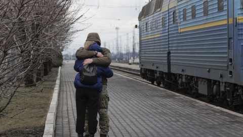 5/2/24 - Personas despidiéndose durante las evacuaciones de la zona de Donetsk, Ucrania, el 5 de febrero de 2024.