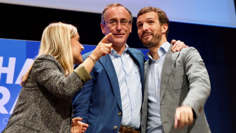 El presidente del PP, Pablo Casado (d), y el líder de los populares vascos, Alfonso Alonso (c), y la secretaria general del PP Vasco, Amaya Fernández (i), durante la clausura este sábado en Vitoria de la Convención del PP vasco. EFE/David A